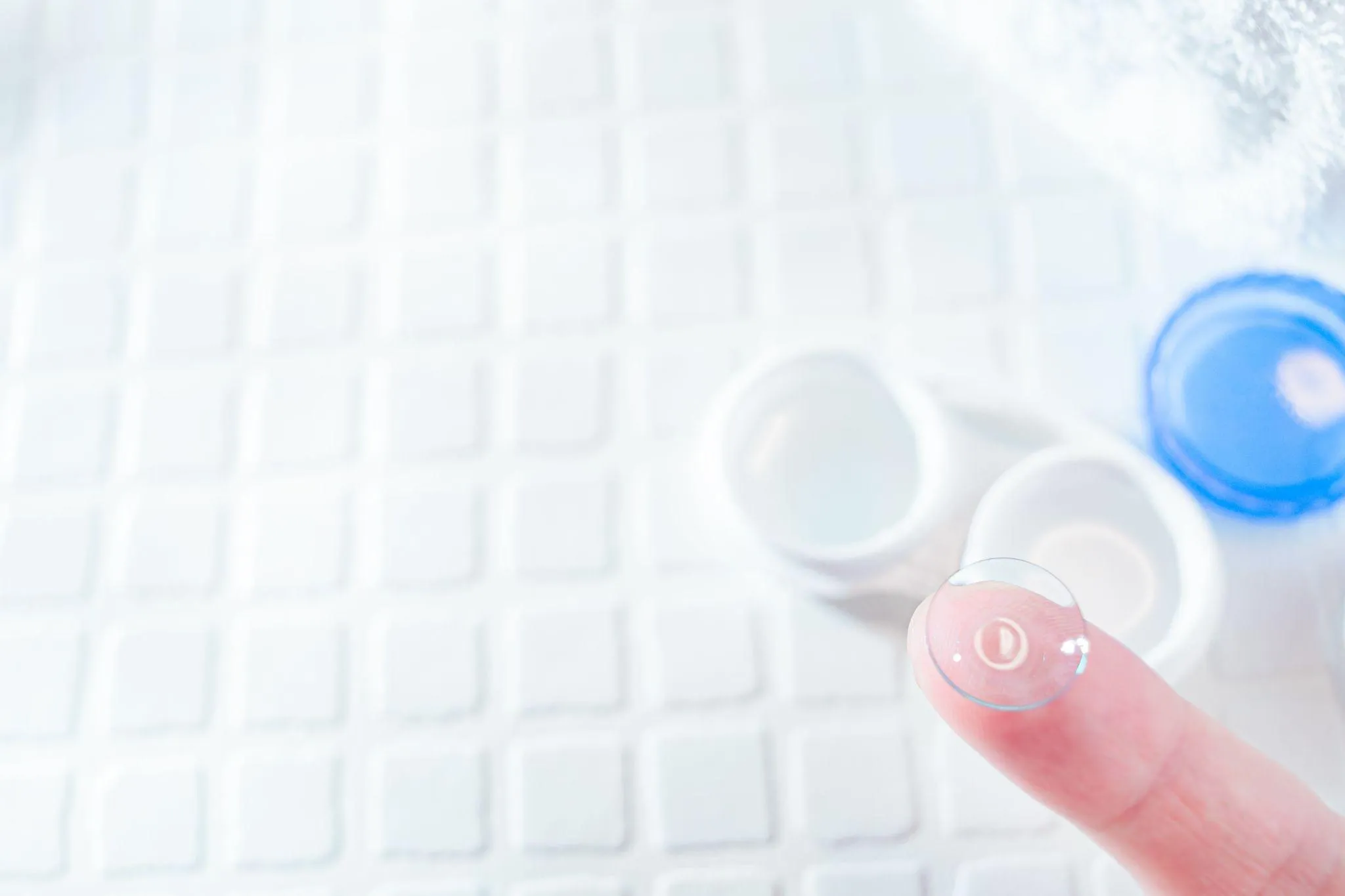 初めてのコンタクトは眼科で!処方が必要な理由と安全な利用について